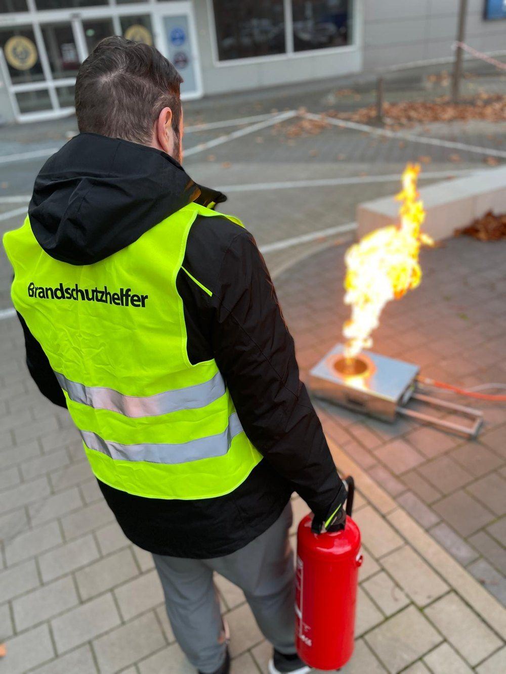 Teilnehmende einer Brandschutzhelfer-Schulung bei der Löschübung